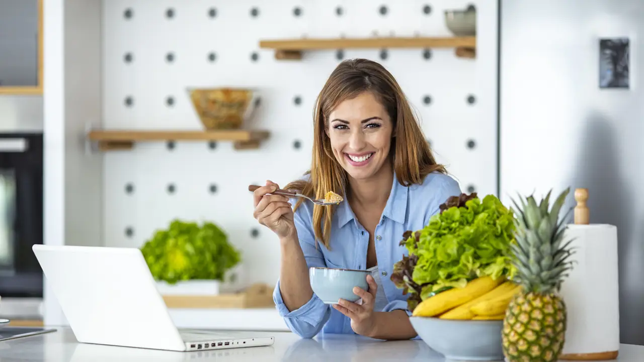 Desayunos que protegen la memoria: 5 menús neuroprotectores que toma la Dra. Uma Naidoo, psiquiatra y nutricionista de Harvard 