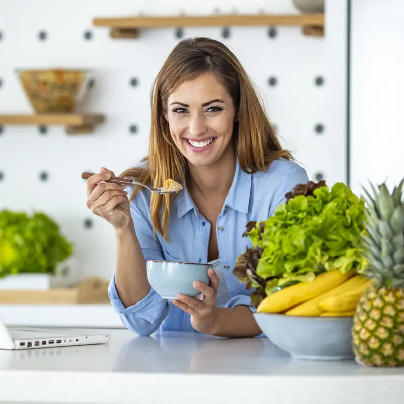 Desayunos que protegen la memoria: 5 menús neuroprotectores que toma la Dra. Uma Naidoo, psiquiatra y nutricionista de Harvard 