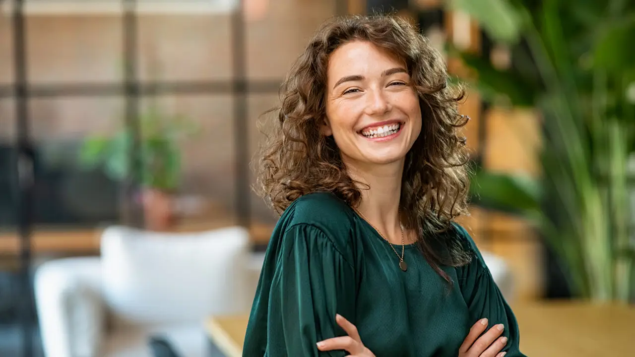 mujer sonriendo