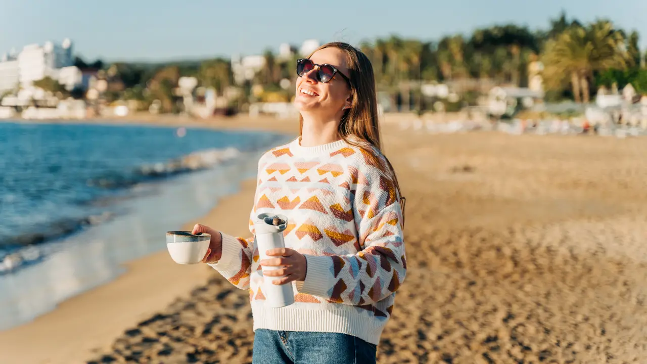 Mujer tomando sol invierno