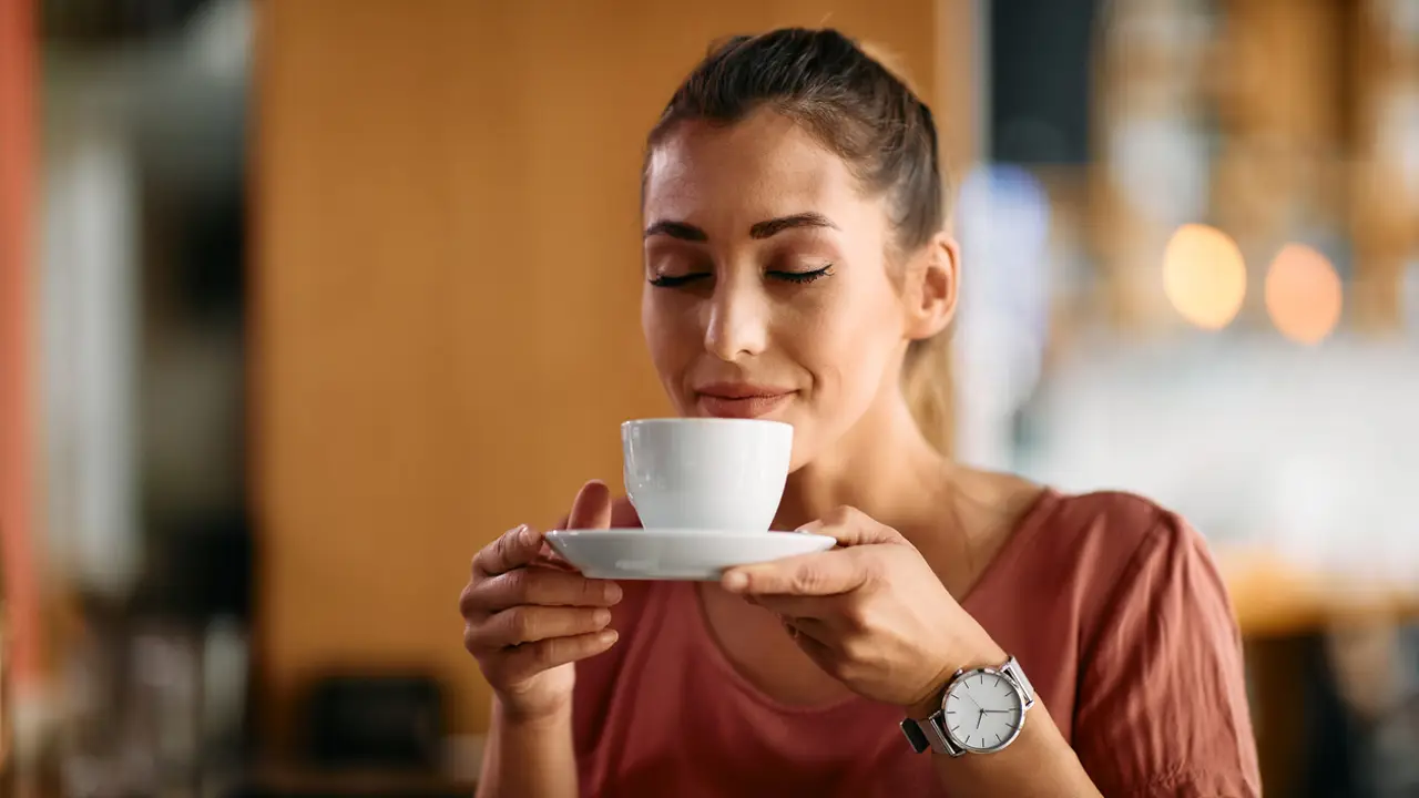 mujer bebiendo una infusión antes de dormir