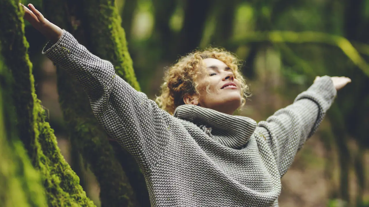 Mujer en bosque