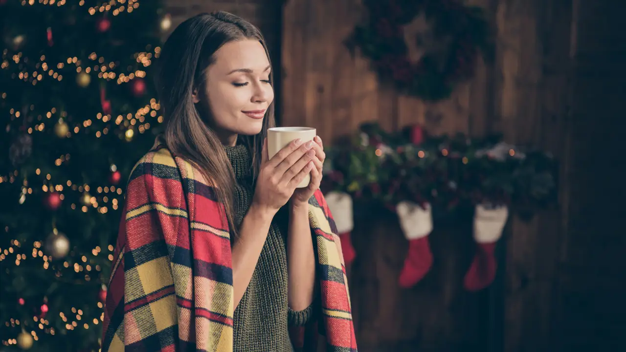 mujer tomando té en Navidad