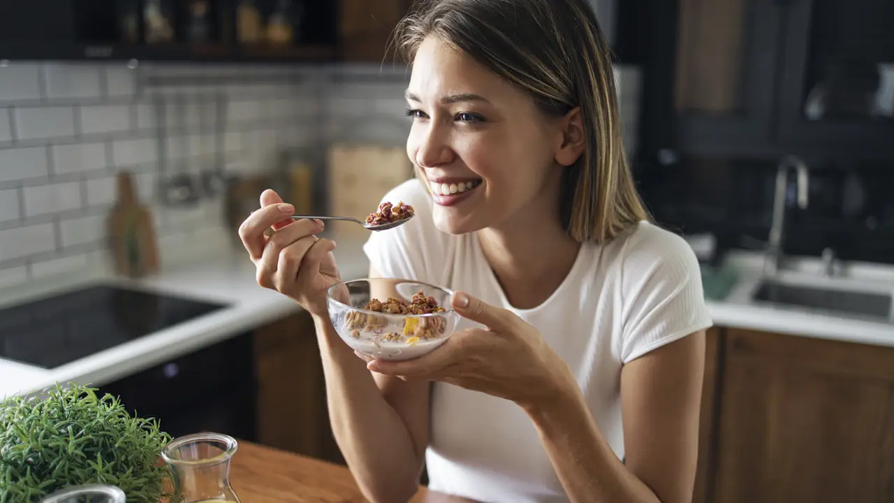 El desayuno más sano según los nutricionistas de Harvard no incluye ni tostadas ni zumo de naranja pero sí este fruto seco