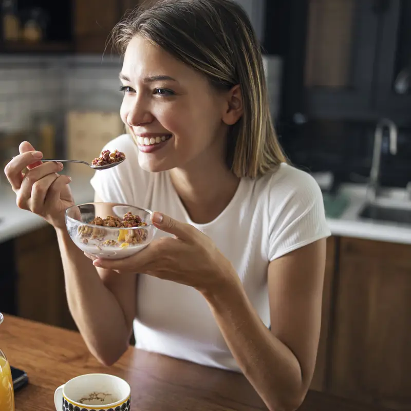 mujer desayunando