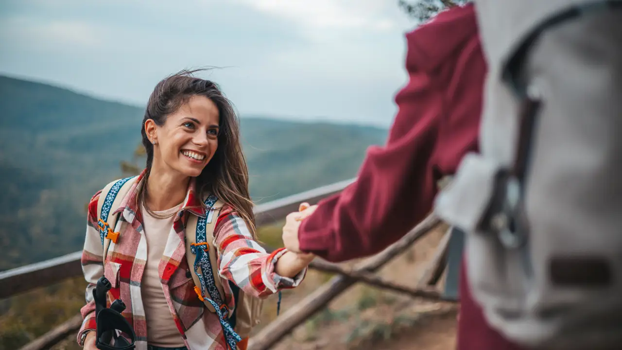 Chica de excursión ayudando