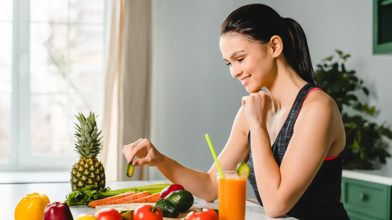 chica con frutas y verduras