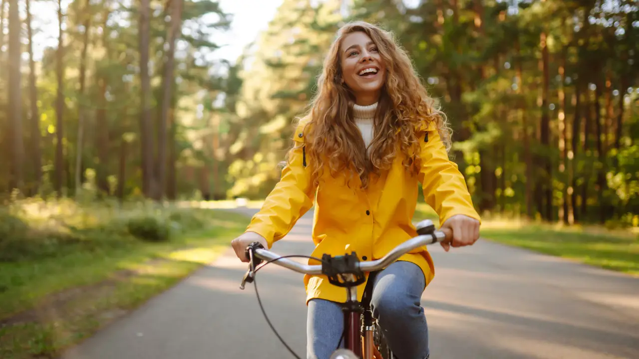 Mujer joven en bicicleta