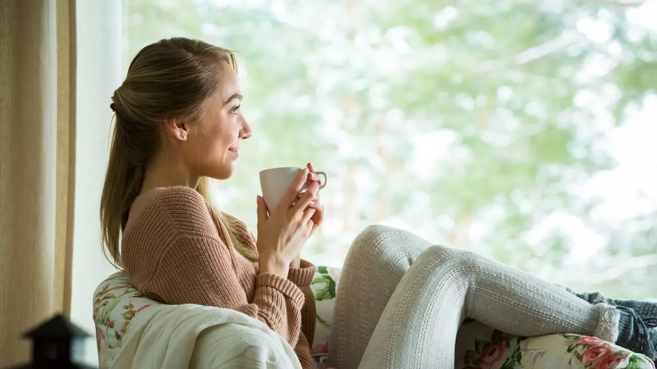 chica feliz con taza