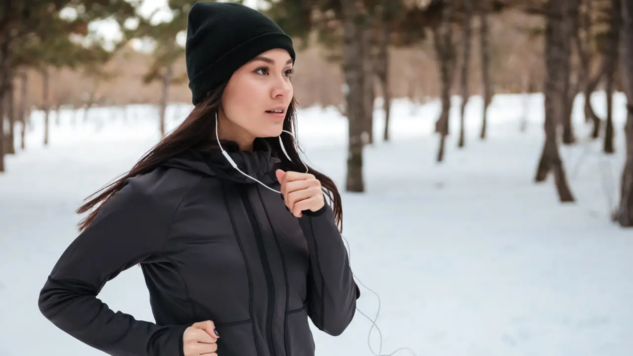 chica corriendo en invierno