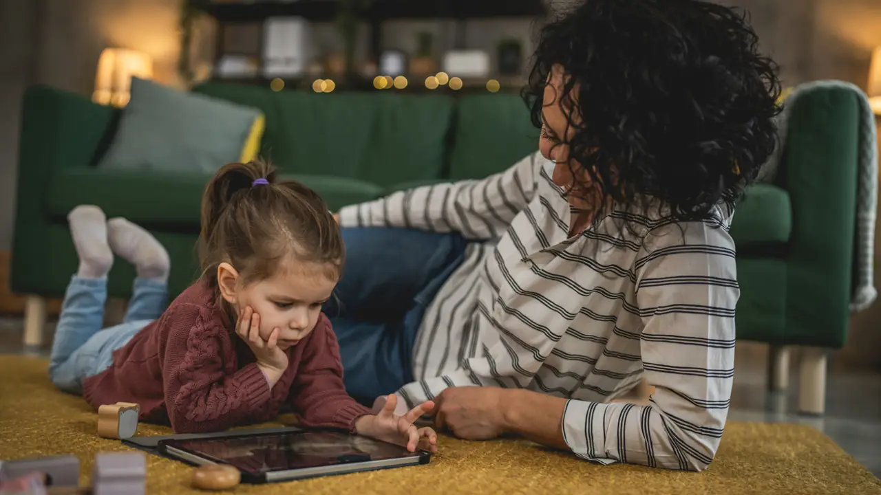 Madre con niño y tablet