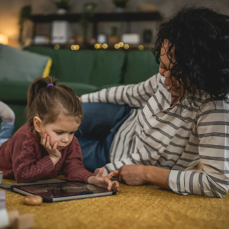 Madre con niño y tablet