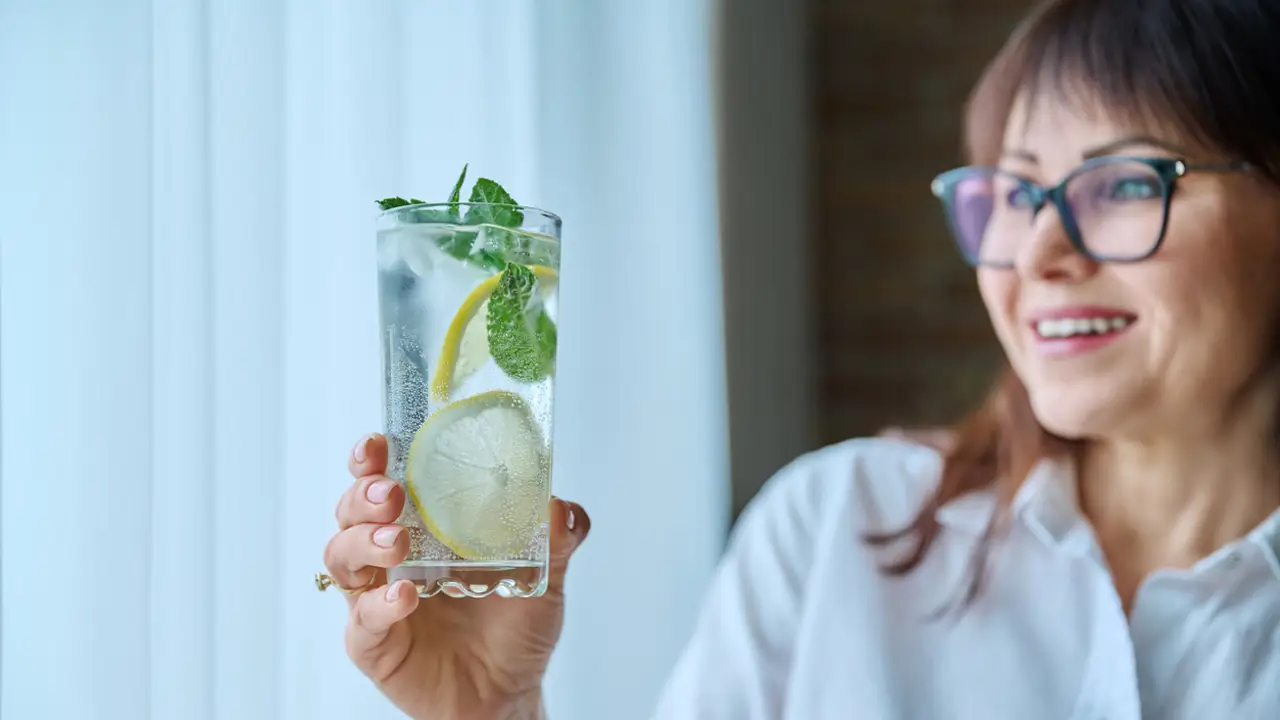 Mujer y agua con gas