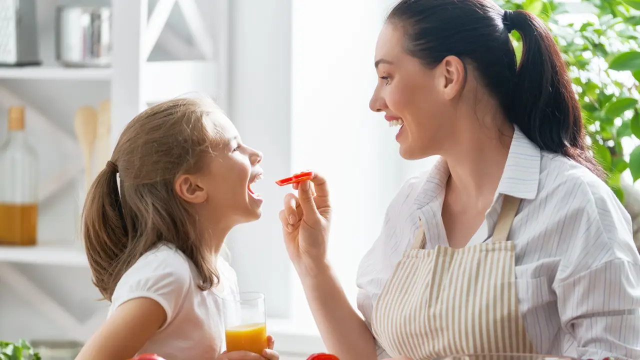 Madre e hija en la cocina