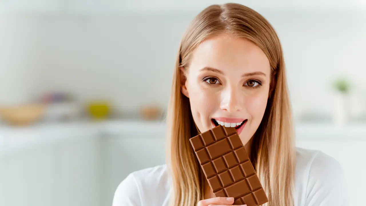 Mujer comiendo chocolate