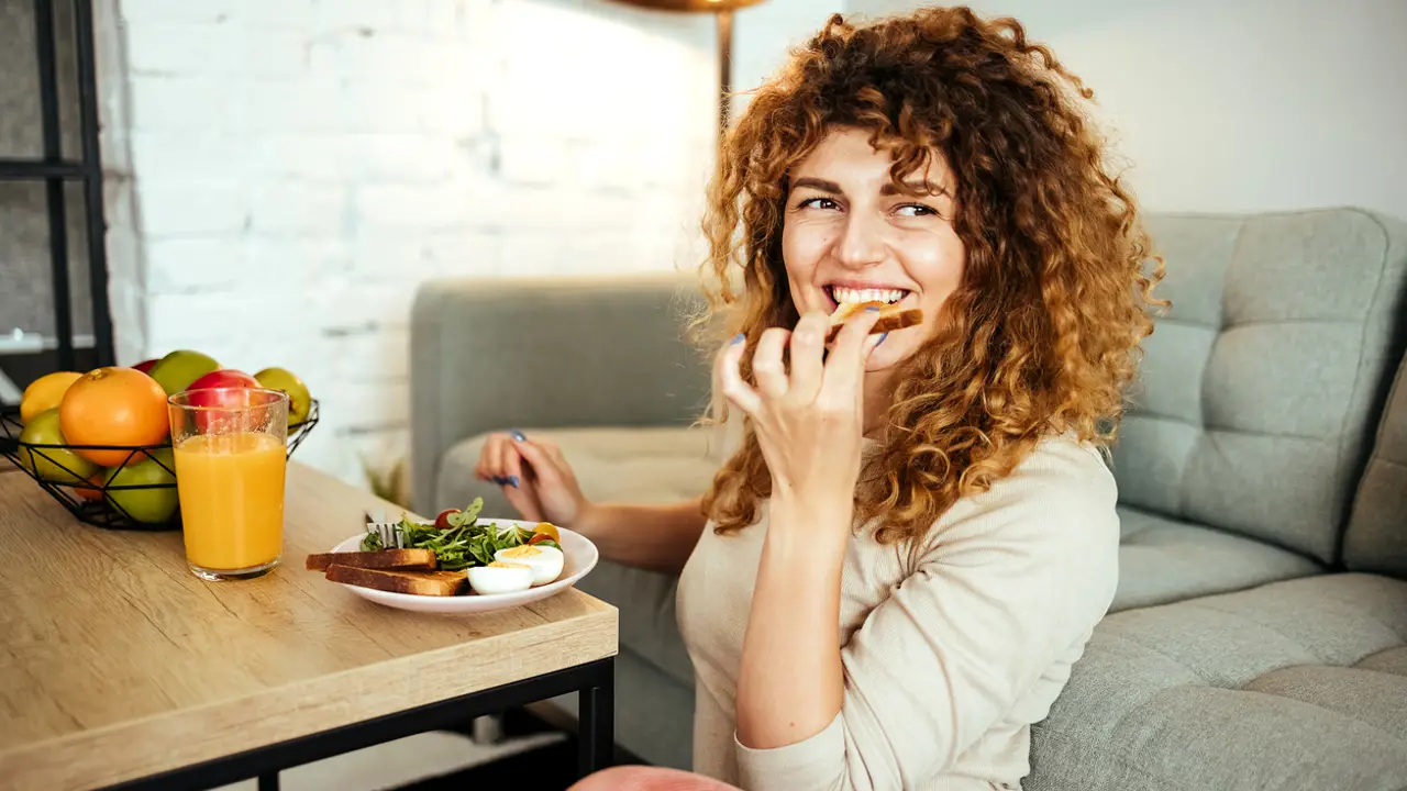 mujer comiendo pan