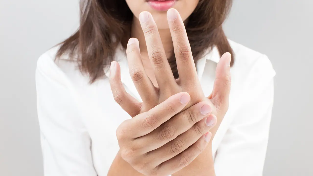 ¿A qué se deben las manchas blancas en las uñas?