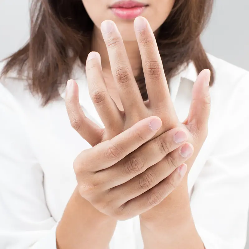 ¿A qué se deben las manchas blancas en las uñas?