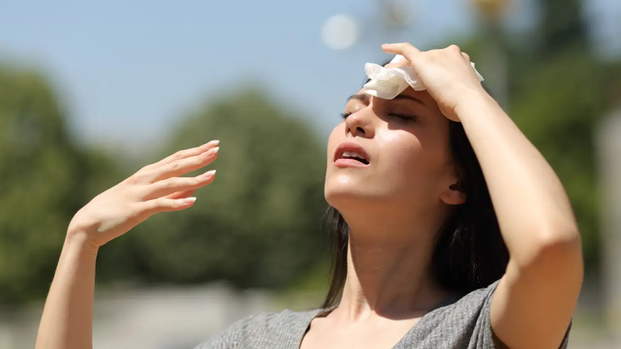 Mujer pasando calor en la calle