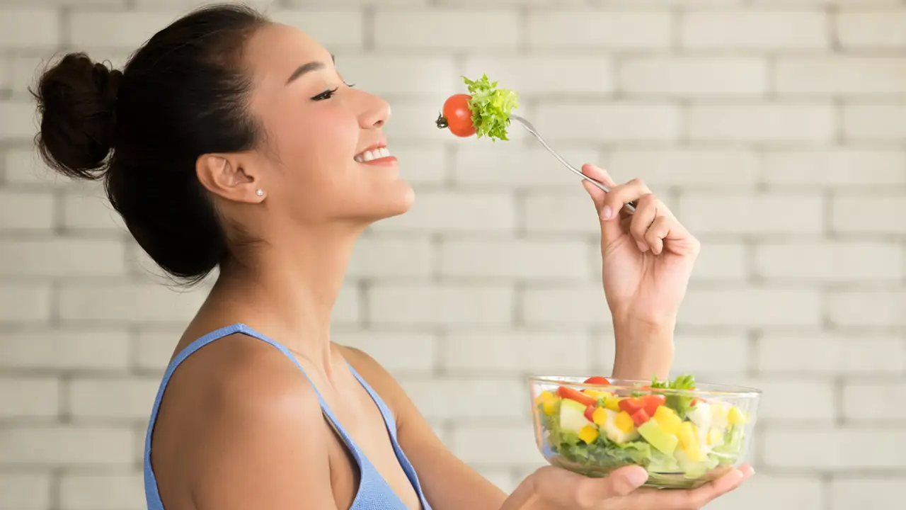 Mujer comiendo ensalada