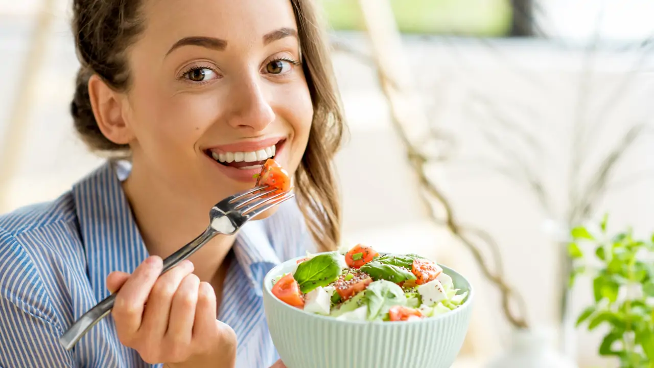 Mujer comiendo ensalada