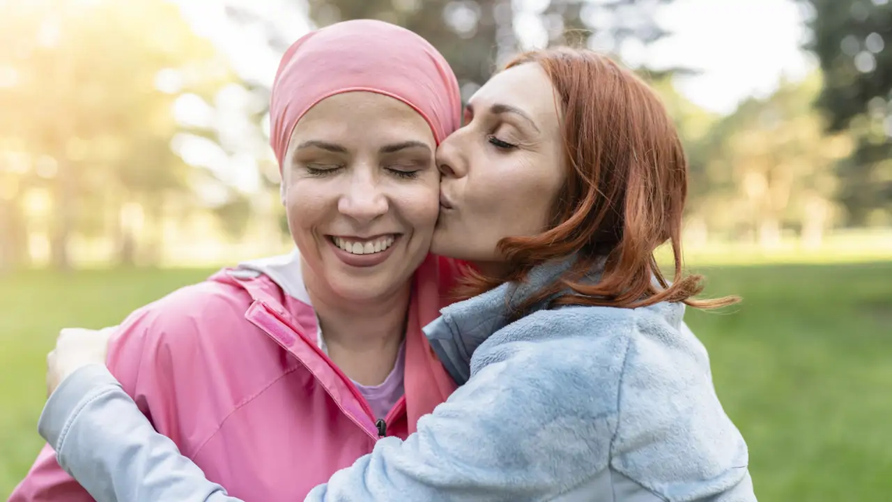 Chica con cáncer besada