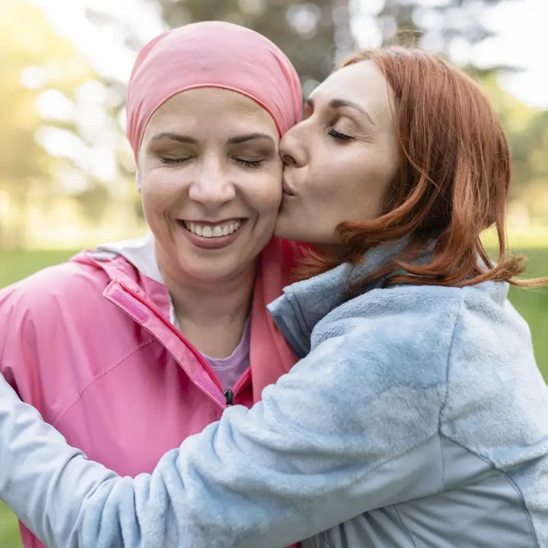 Chica con cáncer besada