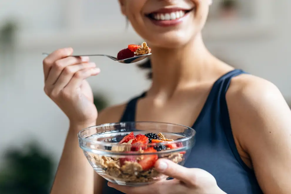 Mujer desayuno saludable