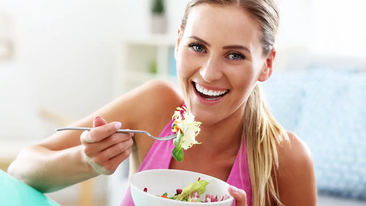 Mujer comiendo saludable