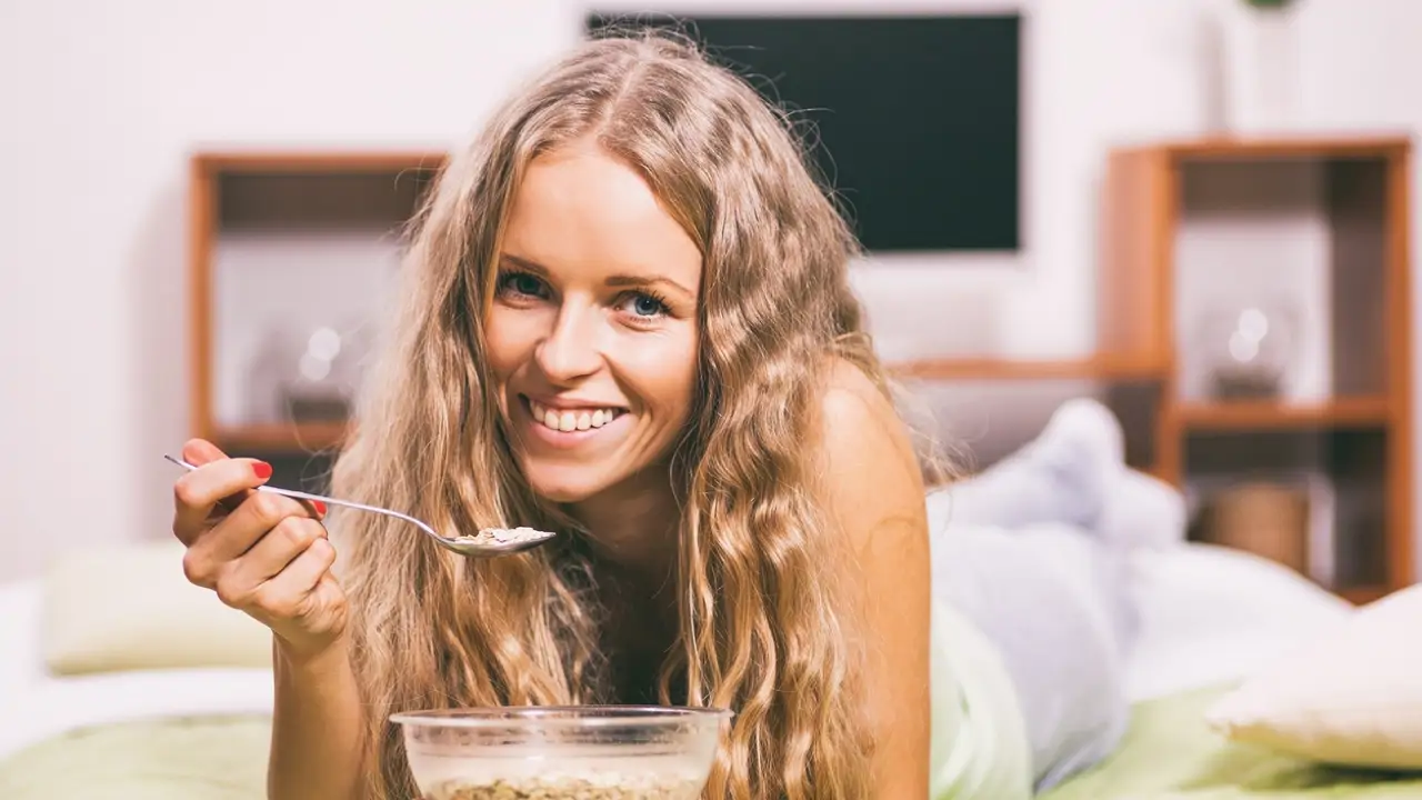 Mujer comiendo avena