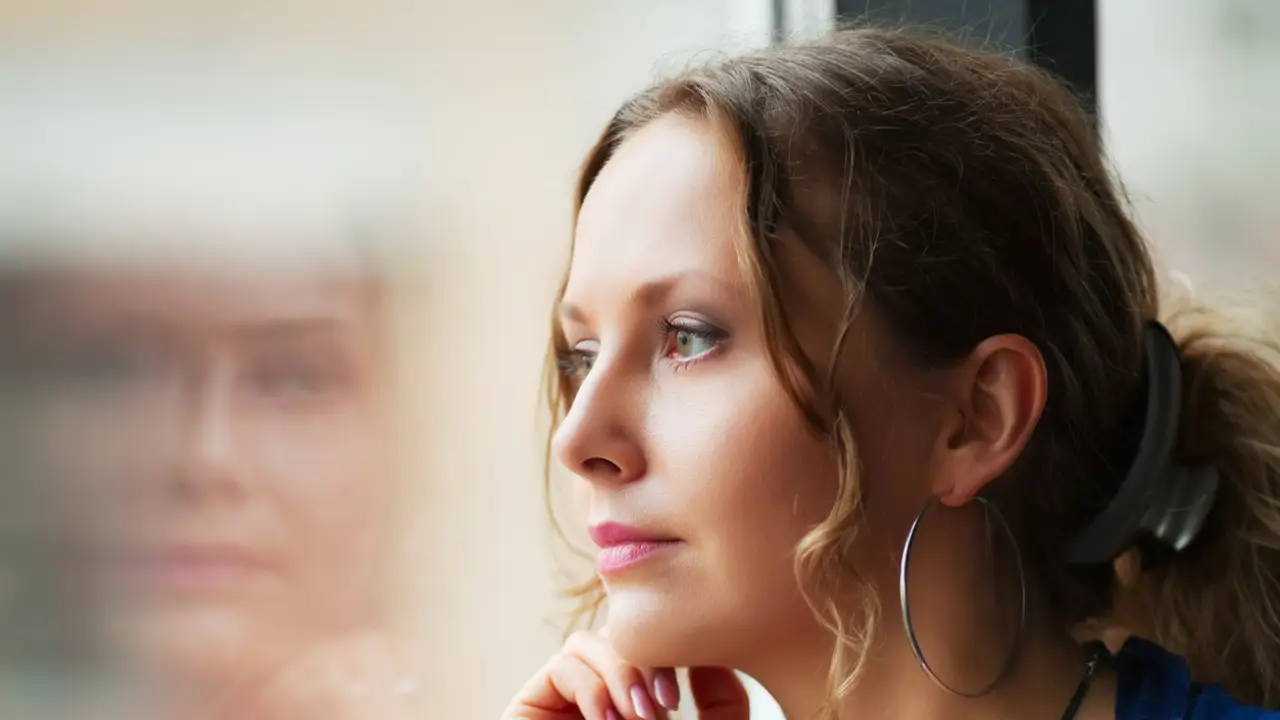 Mujer mirando por la ventana