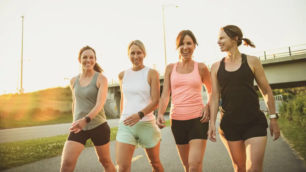 Cuánto tiempo hay que caminar a los 60 para perder peso, según la Clínica Mayo: “Si agregas 30 minutos de caminata, podrías quemar 150 calorías más al día”