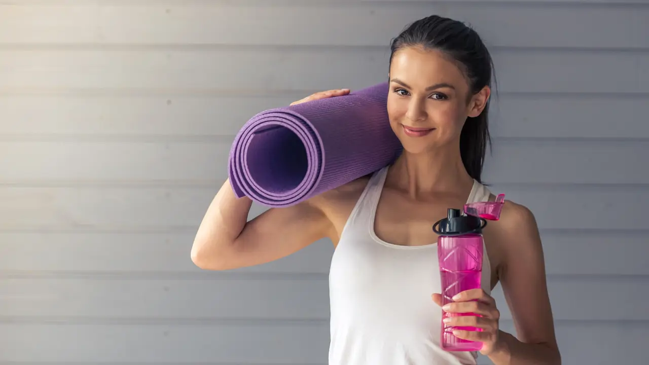 Chica con colchoneta de Pilates