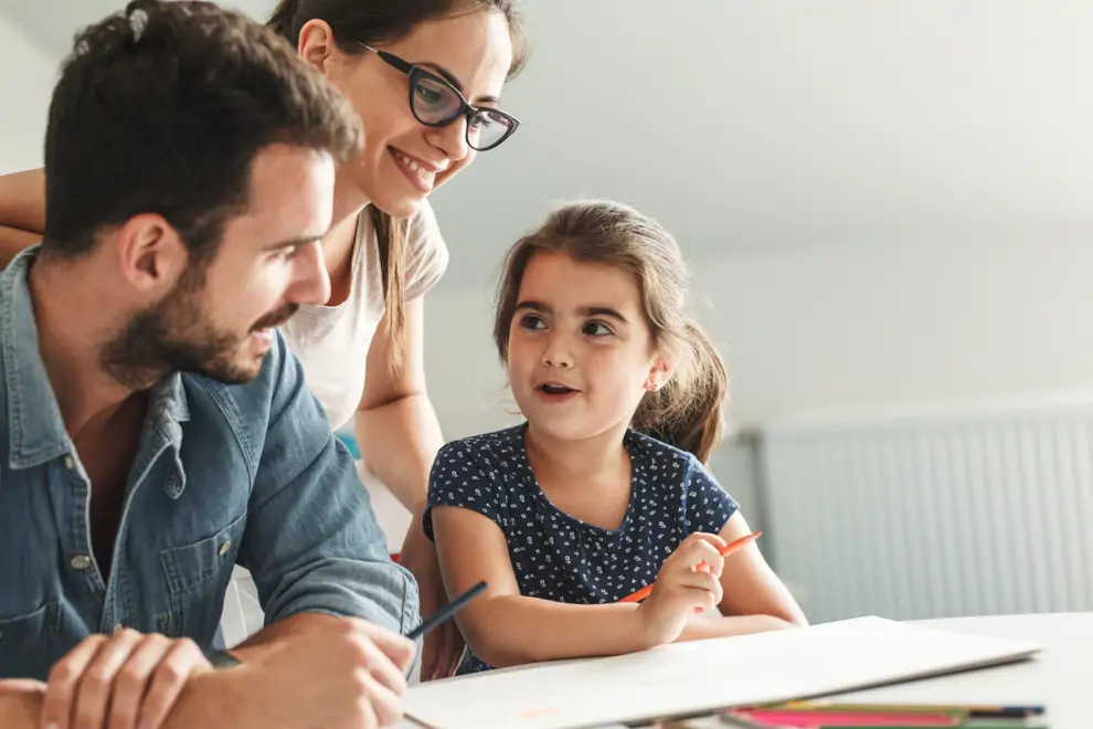 Padres con niña dibujando