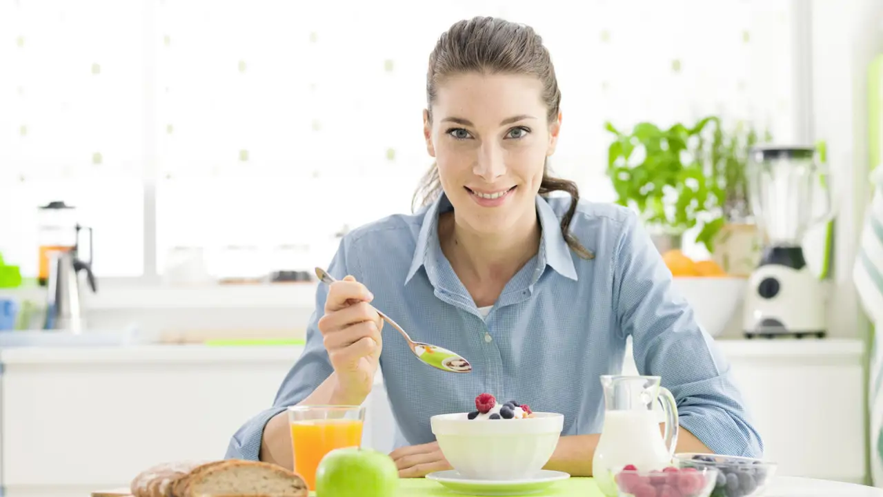 Mujer desayunando