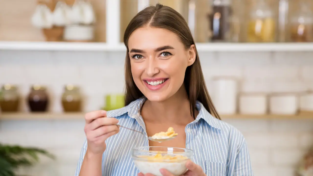 Mujer comiendo avena