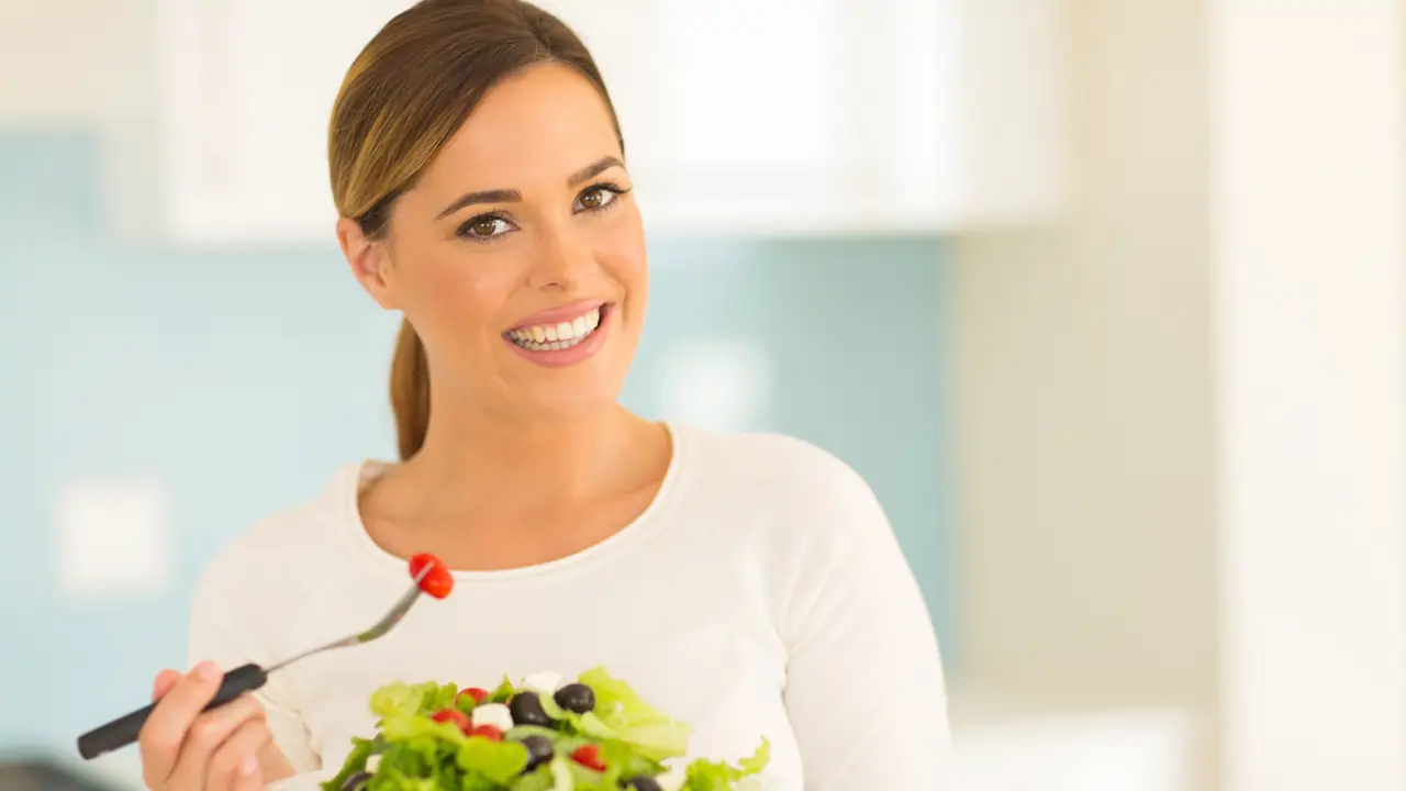 Mujer comiendo ensalada