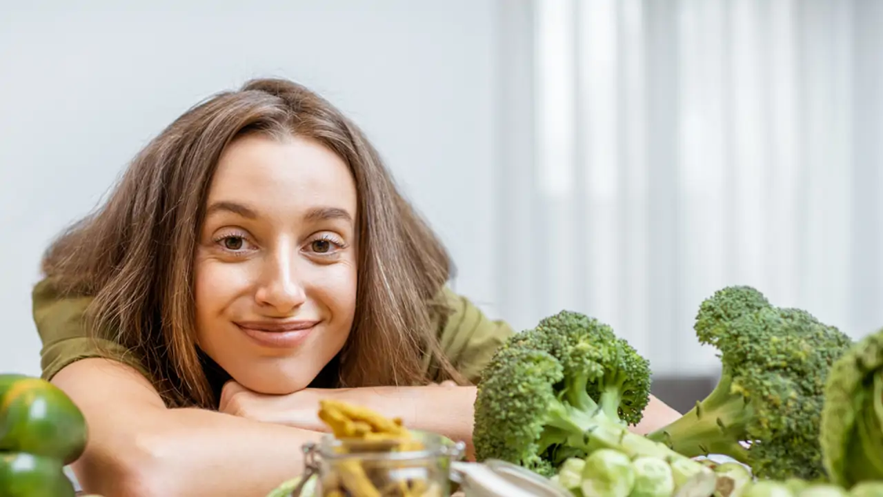 chica con brocoli