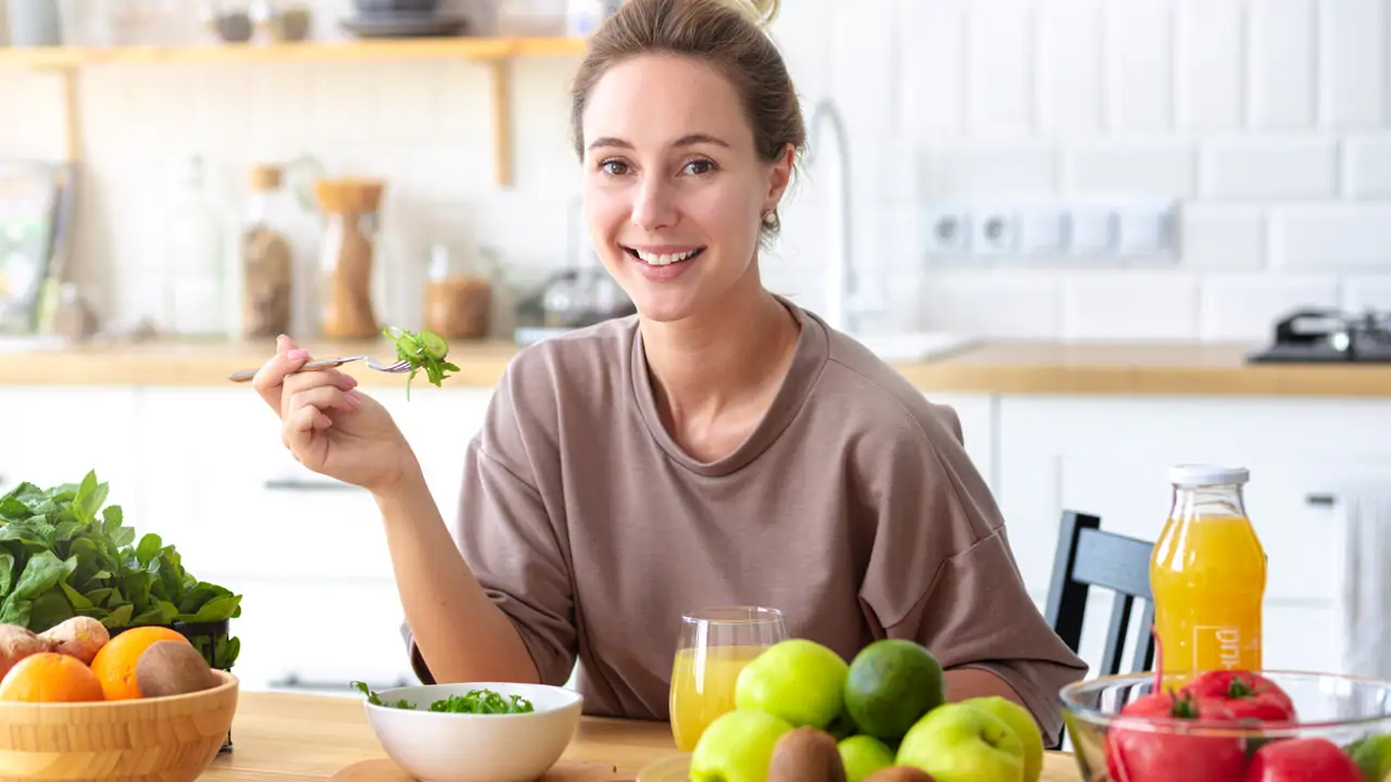 Mujer comiendo sano