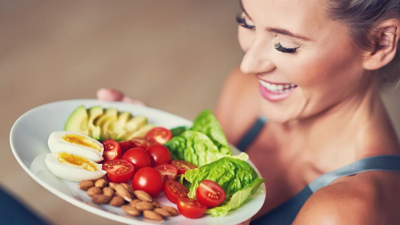 Mujer con ensalada y frutos secos