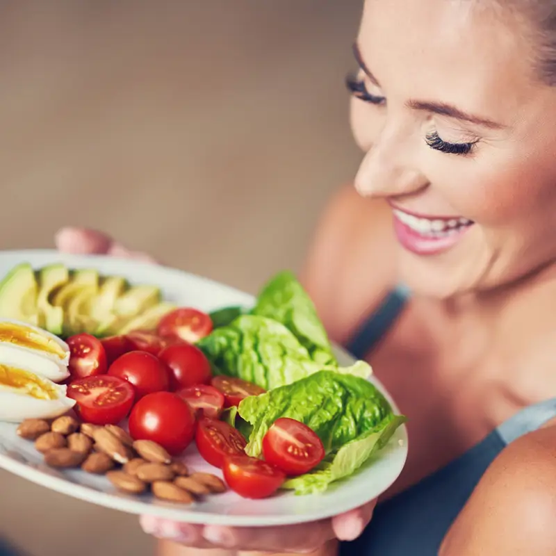 Mujer con ensalada y frutos secos