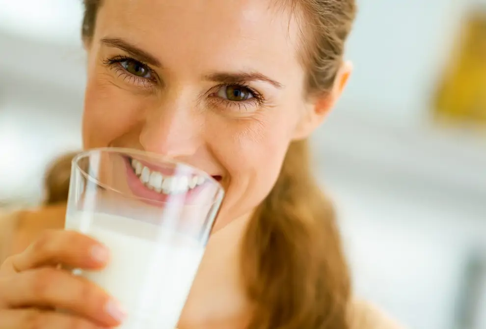 Mujer bebiendo leche