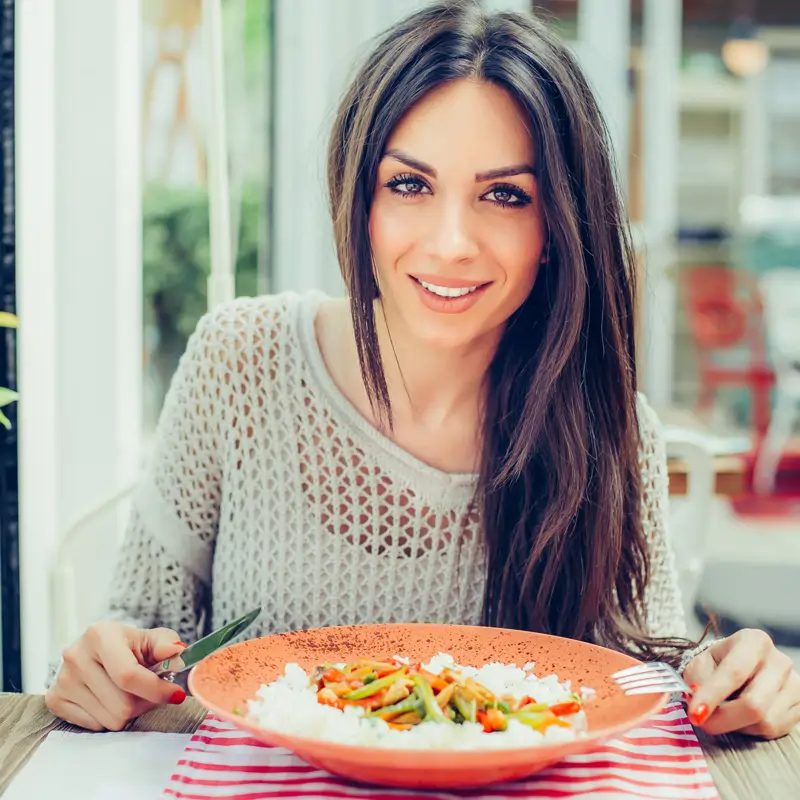 chica con arroz