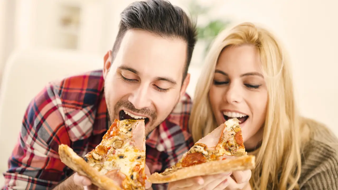 Pareja comiendo pizza