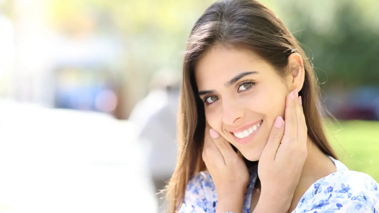 Chica con manos en la cara