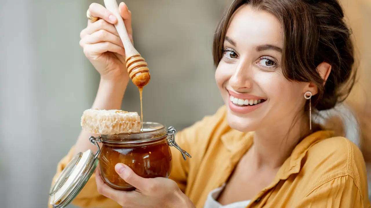 Mujer comiendo miel