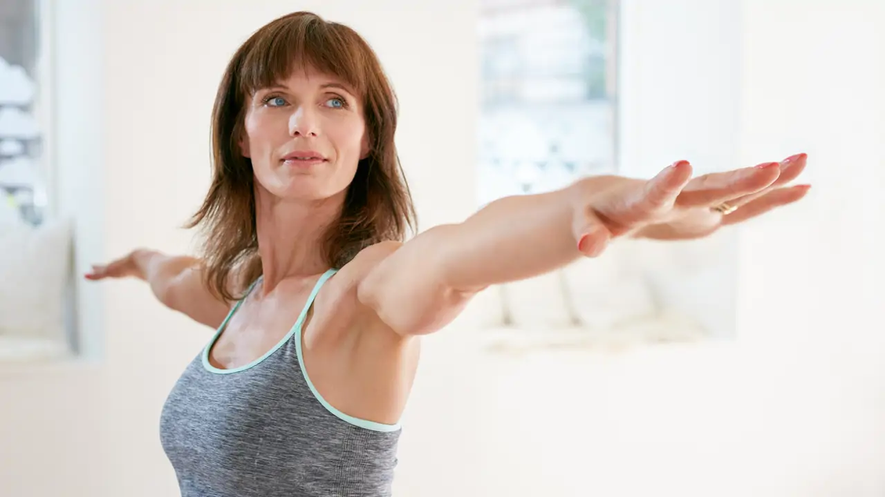 Mujer haciendo yoga postura del guerrero