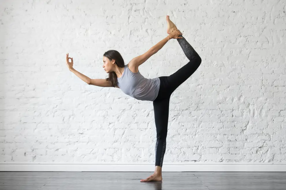 postura postura Natarajasana o postura del bailarín