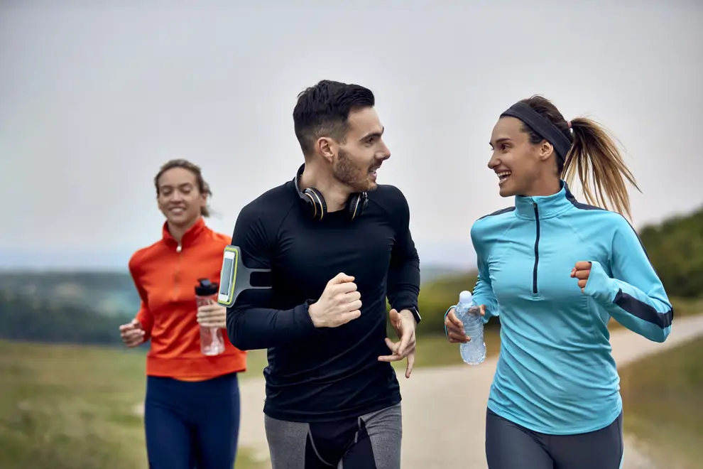 Joven pareja feliz hablando mientras corre maratón