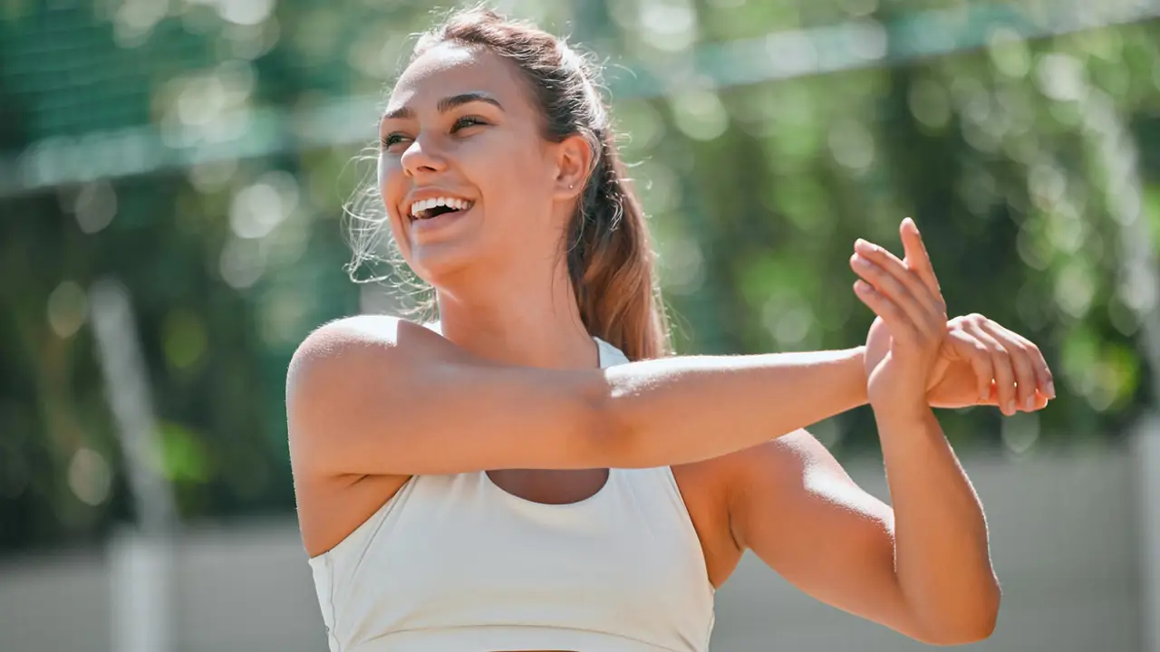 Ni cardio ni fuerza: este es el ejercicio fácil que más baja la tensión según la ciencia